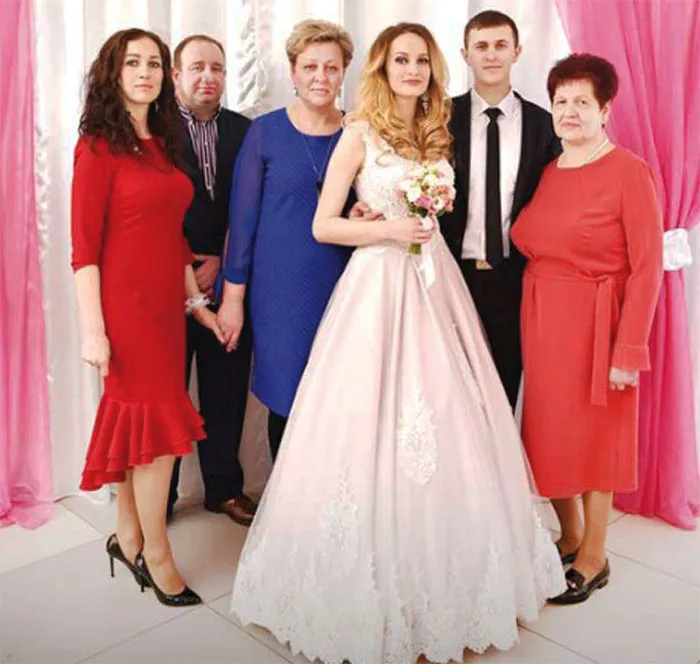 На семейном фото: Елена, Светлана с мужем Леонидом, Оксана с мужем Евгением и Надежда Станиславовна. фото