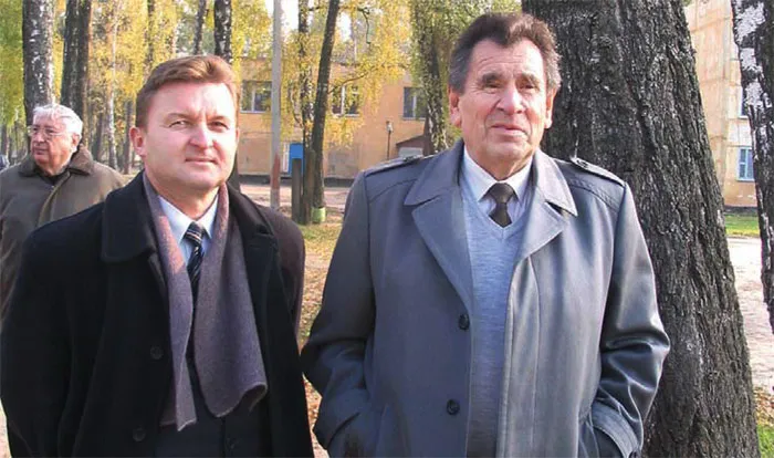 С научным руководителем и наставником академиком В. И. ПАРФЕНОВЫМ. Буда-Кошелево, 2011 г. фото