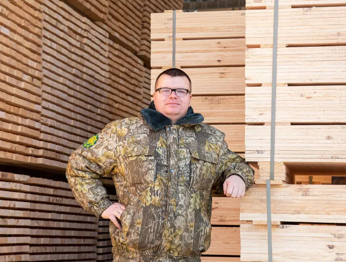Начальник деревообрабатывающего цеха Михаил Насанович. фото