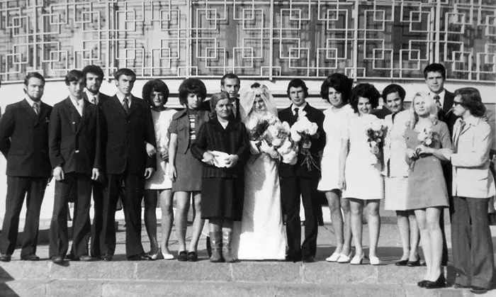 Александр и Надежда Гороховы среди родных и друзей во время свадьбы. Дворец бракосочетаний, 1974 г. фото
