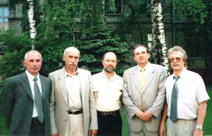 Встреча в БГТУ спустя 30 лет после окончания. Слева направо: А. Горохов, В. Шелоник, В. Тимошенко, А. Лучков и Н. Заяц. 2003 г. фото