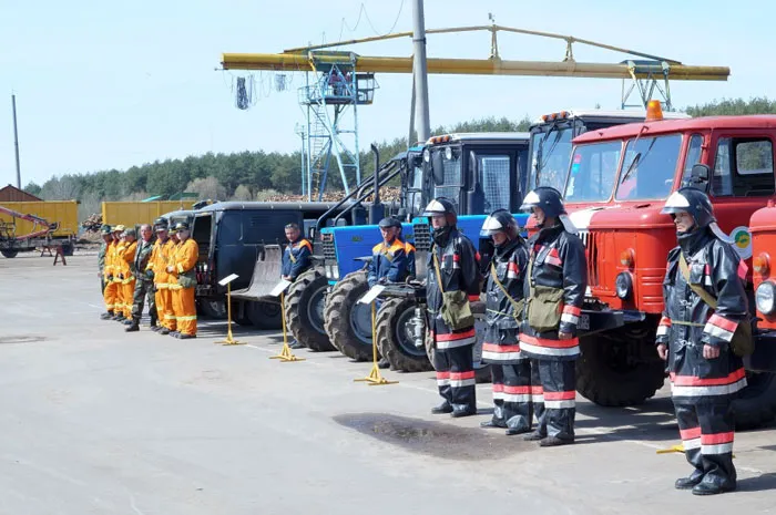 Кроме имеющихся пожарных автомобилей, каждый лесхоз области обеспечен машинами УАЗ, на базе которых организуются малые пожарные комплексы для скорейшего выезда к месту пожара. фото