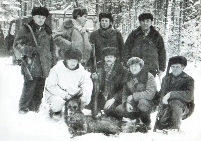 Виктор ПАРФЁНОВ среди охотников Лепельщины. На той охоте в стае из шести хищников оказалось два черных волка, которых и добыли (1990 г.). фото