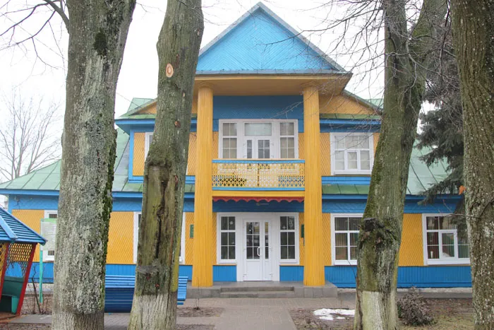 Адміністрацыйны будынак Валожынскага лясгаса знаходзіцца ў былой сядзібе аб’ездчыка графа Міхала Тышкевіча. фота