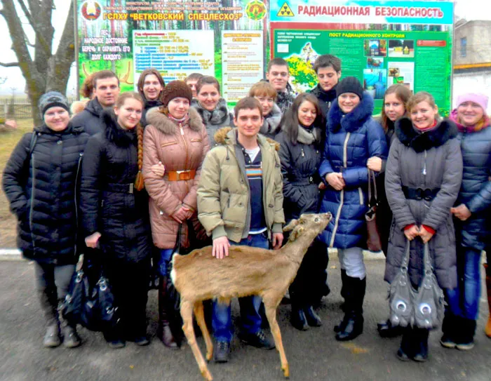 Будущие инженеры лесного хозяйства с косулей Марусей, которая совсем скоро станет экспонатом музея природы в Гомельском областном лесохозяйственном объединении. фото