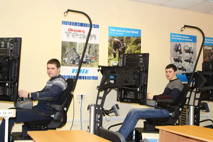 Впервые в РЦПК-Лес профессии машиниста многооперационной машины обучаются слушатели из Украины. фото
