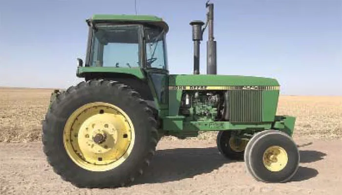 John Deere — американский вариант трактора «Беларус». На фото модель 1977 года, которую можно отремонтировать своими руками. По этой причине сейчас выросли цены на старые тракторы. фото