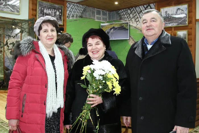 Светлана СЧАСТНАЯ (слева), дочь бывшего директора лесхоза Николая Счастного, и Николай ГЛУШОНОК (племянник) с супругой. фото