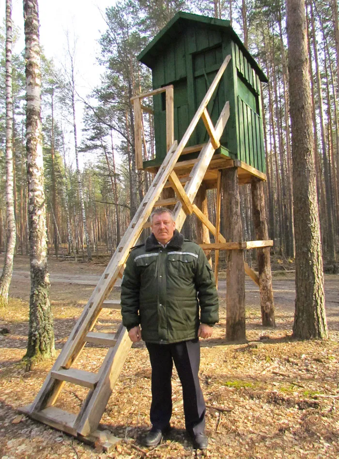 Ведущий охотовед Сергей ТУРМОВИЧ около стационарной вышки,  построенной для охоты на волков. фото