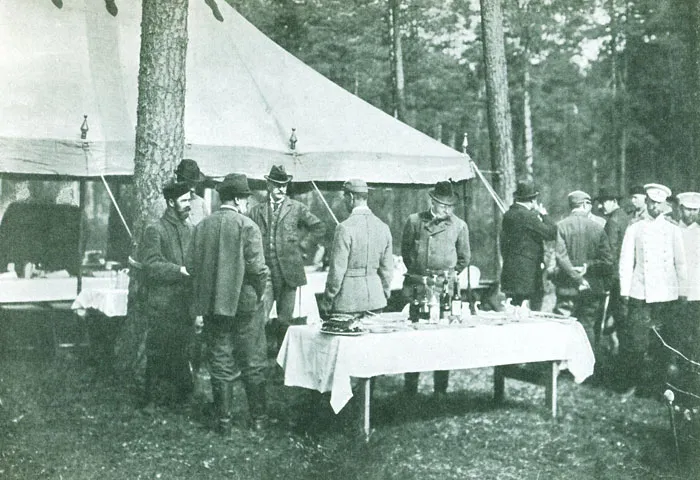 Перед завтраком во время высочайшей охоты в 1900 г. Фотография Гана. фото