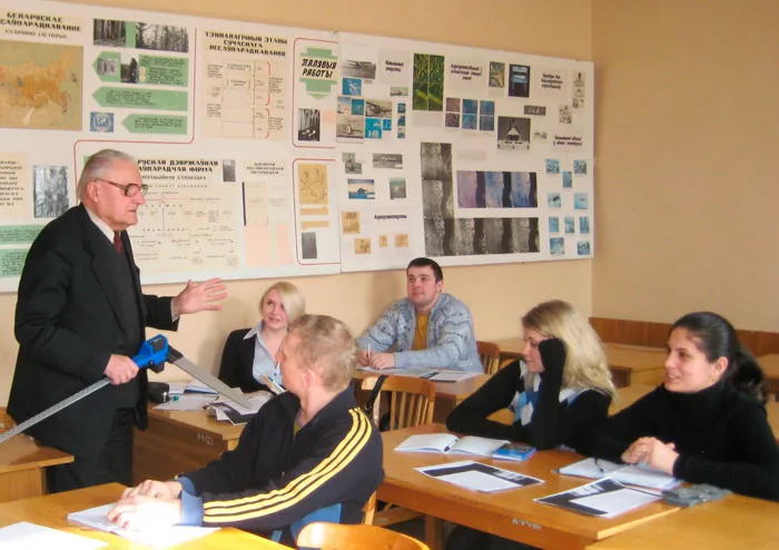 Виктор ЕРМАКОВ со студентами на занятиях. фото
