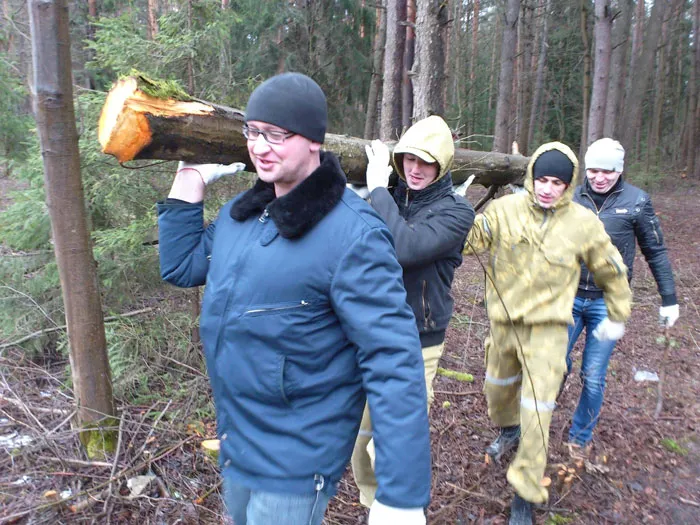 Дружным отрядом выехали на уборку пригородного лесного массива сотрудники РУП «Белгослес». фото