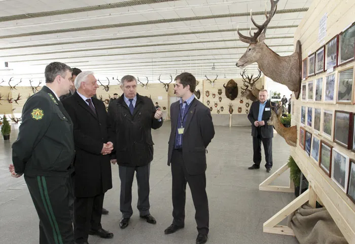 У каждого павильона состоялось заинтересованное обсуждение разных аспектов ведения охотничьего и лесного хозяйства. фото