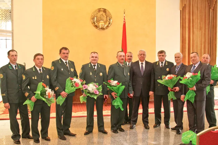 З узнагародамі лесаводаў павіншавалі прэм’ер-міністр Рэспублікі Беларусь Міхаіл МЯСНІКОВІЧ і міністр лясной гаспадаркі Міхаіл АМЕЛЬЯНОВІЧ. фота