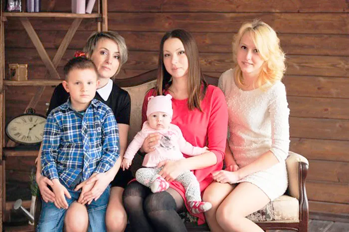 Наталья СИНКЕВИЧ с дочерьми, сыном и внучкой. фото