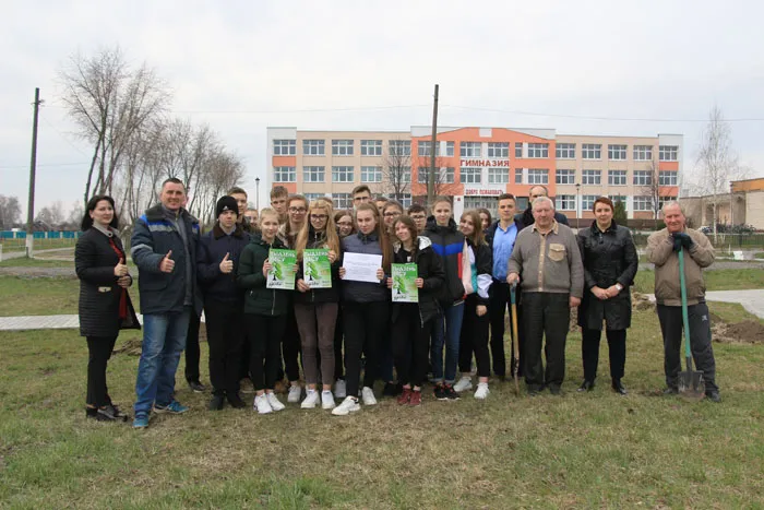 В ГСЛХУ «Ветковский спецлесхоз» памятные аллеи и лесные участки появились с легкой руки представителей РОО «БРСМ», Коммунистической партии Беларуси, Ветковской районной организации профсоюзов и гимназистов. фото