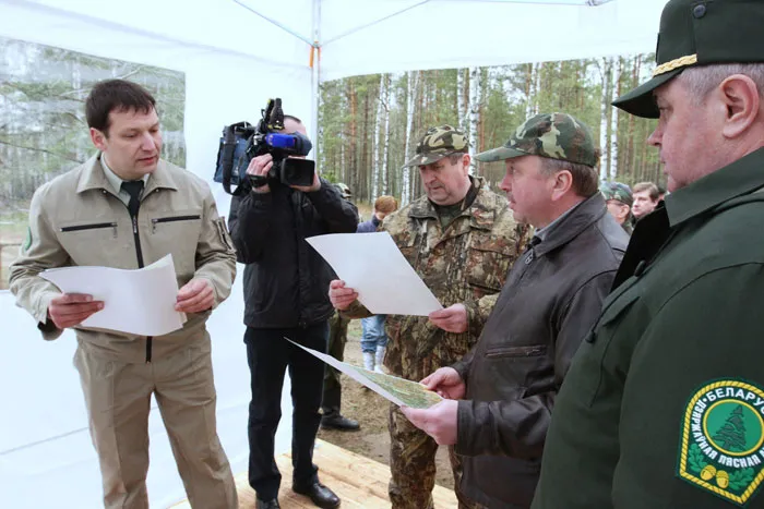 Главный инженер РУП «Белгослес» Андрей ТАРКАН рассказывает высоким гостям о работе белорусских лесоустроителей. фото