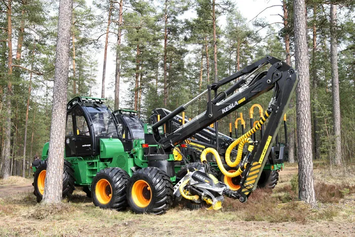 Президент ознакомился с тем, как ведутся работы по заготовке леса в Логойском лесхозе, какая техника применяется для этого. фото