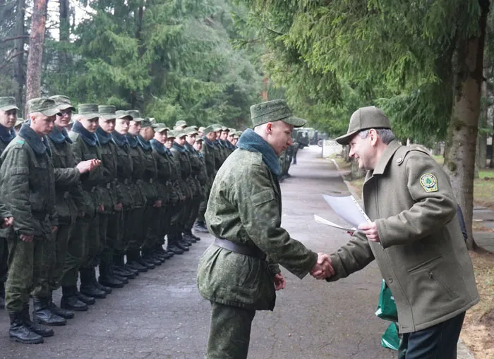 Главный лесничий Минского ГПЛХО Леонид ШАХЛЕВИЧ поблагодарил военных за помощь. фото