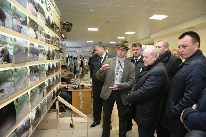 Председатель КГК Леонид АНФИМОВ знакомится с экспонатами выставки. фото