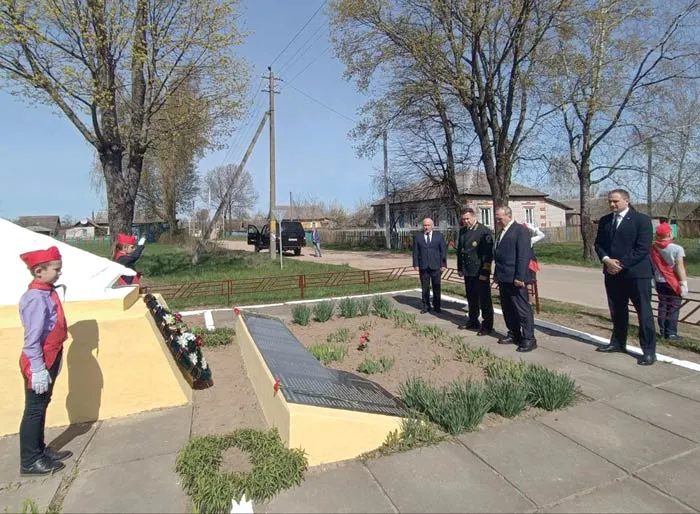Церемония возложения венка к братской могиле воинов и партизан в агрогородке Несята. фото