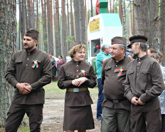 Первый слева — директор Старобинского лесхоза  Антон РОМАНОВСКИЙ. фото