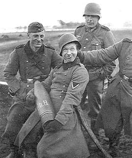 Немецкие солдаты после приема «допинга». фото