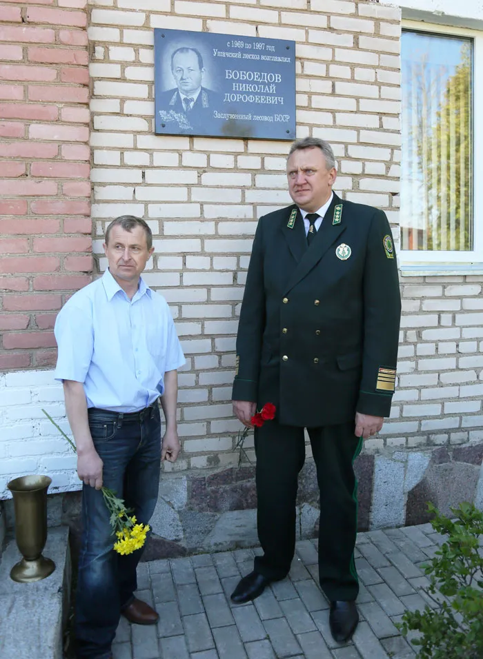 Почетное право открыть мемориальную доску Николаю Бобоедову предоставили его сыну Николаю и заместителю министра Александру Корбуту. фото