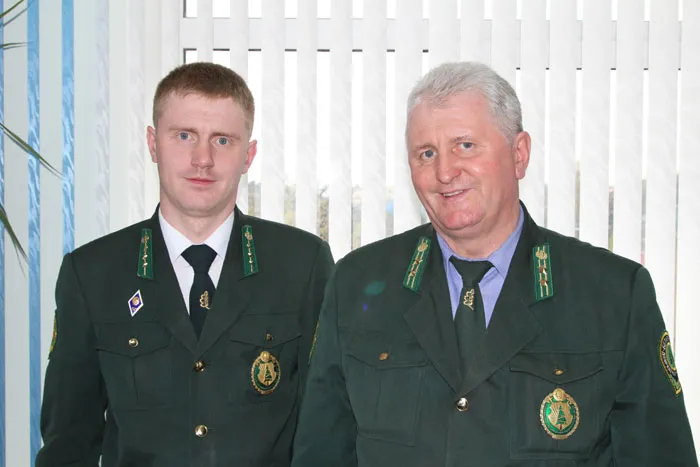 Отец и сын Астапенко — из поколения рогачевских лесоводов. фото