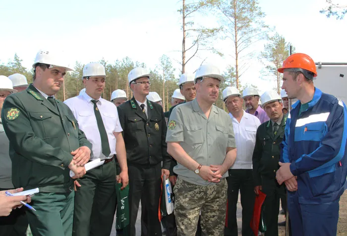 Первого заместителя министра Александра КУЛИКА особо интересовало соблюдение лесоводственных требований при проведении рубок ухода многооперационной техникой Vimek. фото