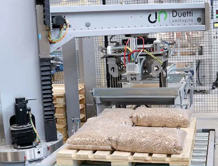 Пеллеты упаковывает робот в автоматическом режиме. фото