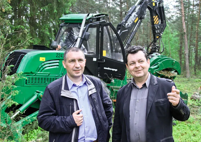 Начальник лесопункта Алексей ПОНОМАРЦЕВ и главный инженер лесхоза Александр БУЙ. фото
