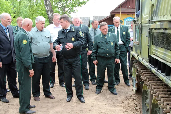 Александр КУЛИК отметил, что неплохо было бы использовать АТС-59Г для тушения пожаров и другим лесхозам. фото