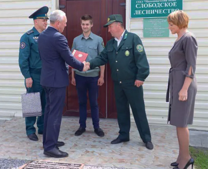 Председатель Лельчицкого райисполкома Сергей КОСИНСКИЙ лично поблагодарил лесников-спасателей. фото