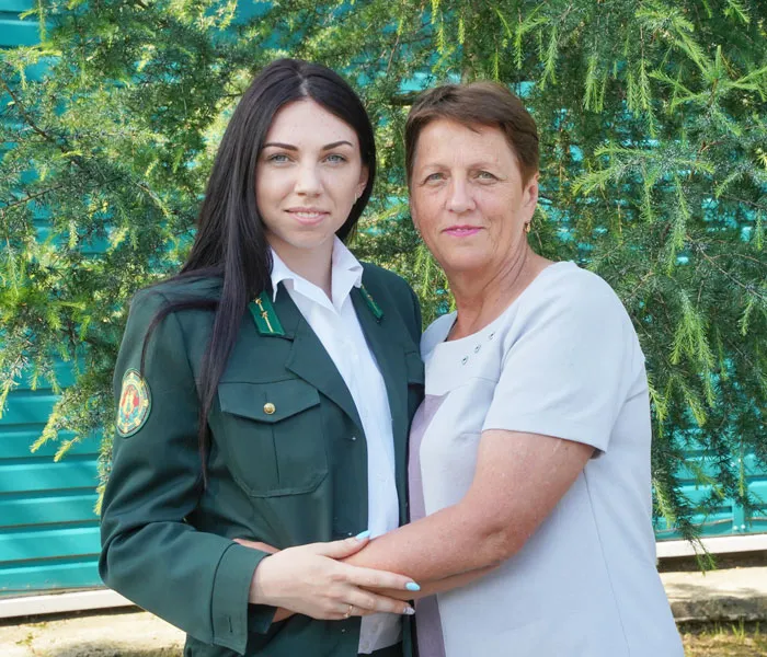 Помощник лесничего Екатерина СЕРГУТКО с бабушкой Алевтиной Михайловной. фото