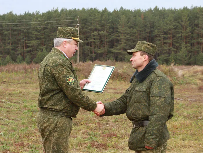 Сергей МАТЮШЕВСКИЙ благодарит военнослужащих за помощь в ликвидации  последствий ураганов. фото