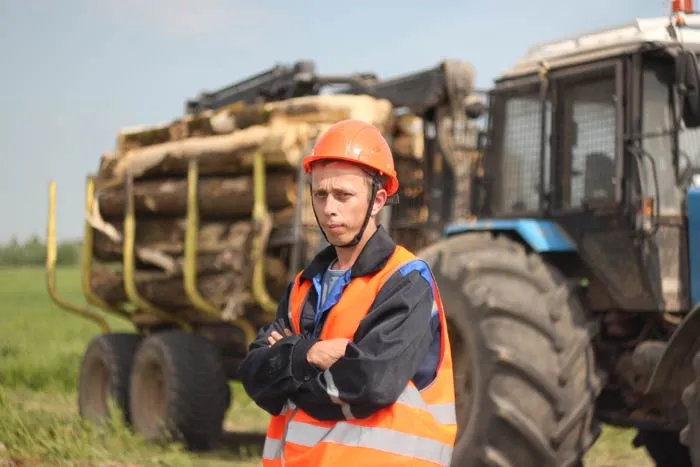Тракторист Станислав ПУШКОВ работает на подготовке, трелевке лесосек и подвозке. фото