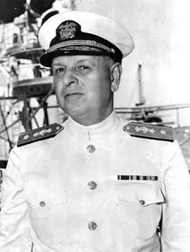 Командующий флотом адмирал Киммель руководил боем в пижаме со двора своей виллы. фото