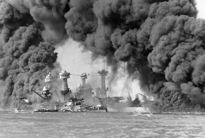 Нападение Японии на Тихоокеанский флот США на базе Перл Харбор. фото