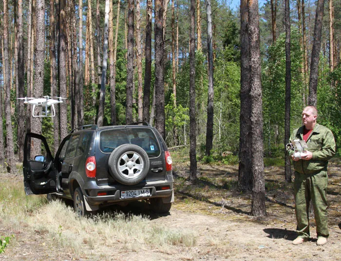 Помощник лесничего Владимир Гутковский уверенно управляет квадрокоптером во время лесопатологического мониторинга. фото