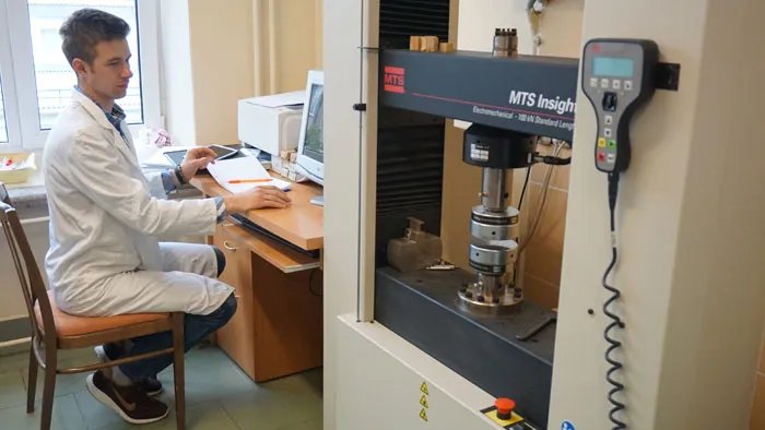 Испытания физико-механических свойств древесины проводятся с помощью разрывной машины MTS Insight. фото
