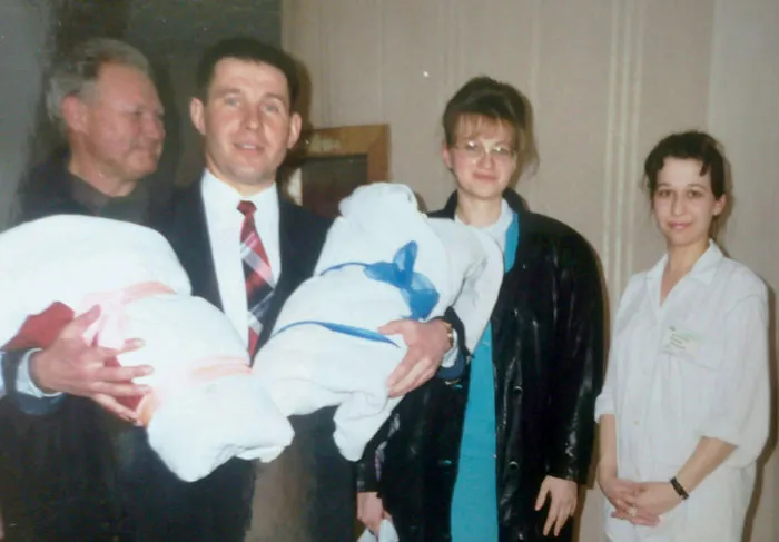 Счастливые родители — сын и дочь сразу, 1998 г. фото