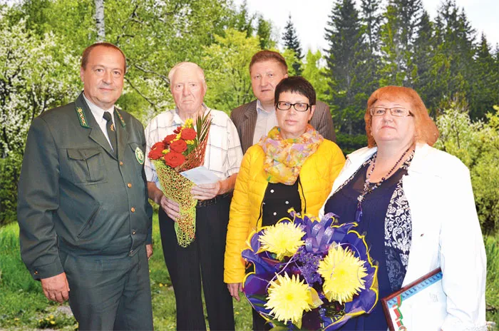 Алексей Купреевич принимает поздравления от коллег из Могилевского лесхоза и ГПЛХО. фото