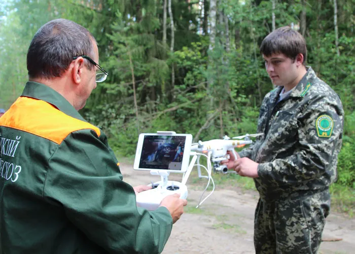 Аэрофотосъемка с квадрокоптера позволяет отслеживать поврежденные ветром участки леса на территории Смолевичского лесхоза. фото