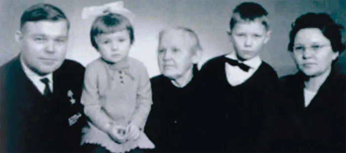 Семья АНТИПОВЫХ. 1973 год. фото