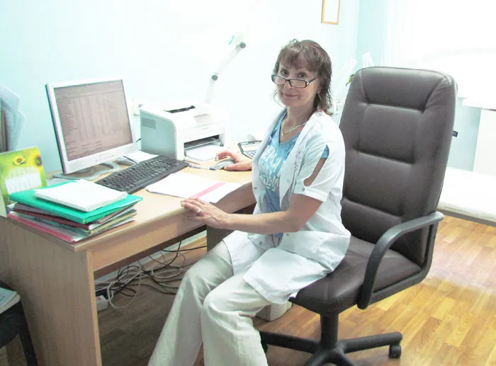 Старшая медсестра комплекса Тамара ВОЛОШИНА в кабинете электрокардиографических исследований. фото