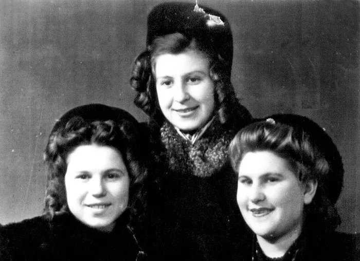 Молодые, задорные и отважные лесоустроители: Надежда Борисова, Шура Ненашева и Валентина Шарапо. 1948 год. фото