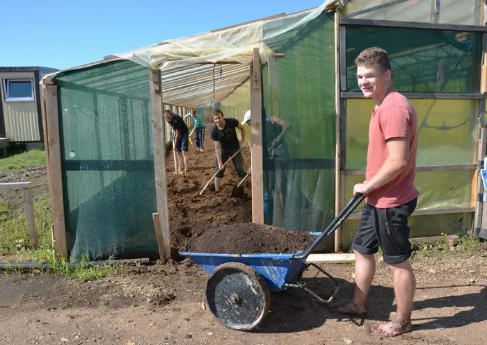 Справиться с сезонными работами в питомнике Могилевскому лесхозу помогает студенческий отряд БГТУ. фото