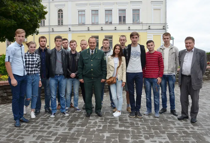 Справиться с сезонными работами в питомнике Могилевскому лесхозу помогает студенческий отряд БГТУ. фото