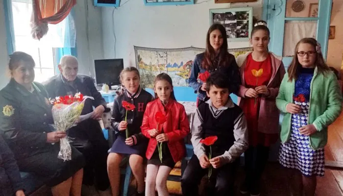 Григорий Гусак с учащимися Тонежского детского сада-базовой школы